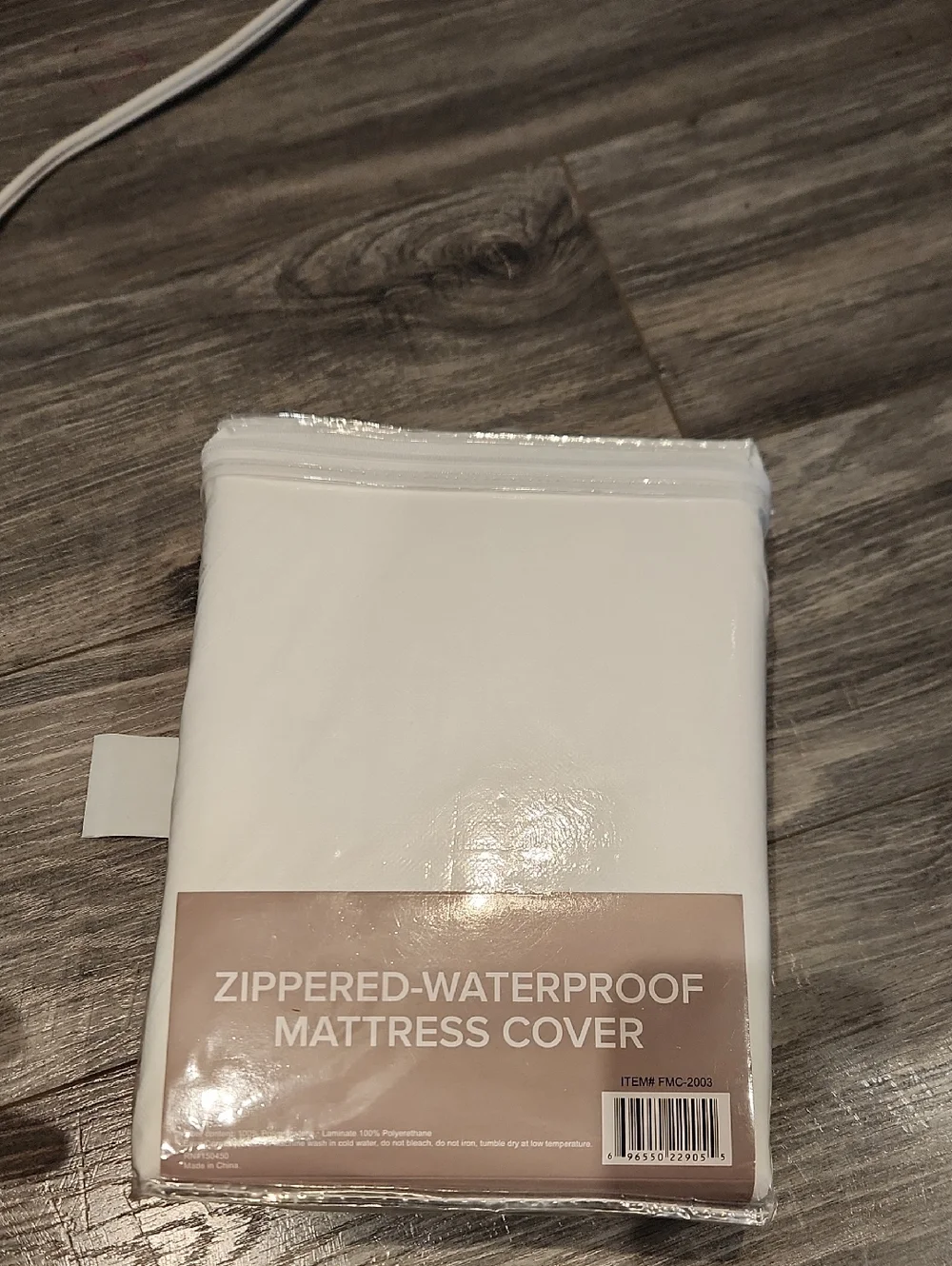 NWT Hotel Essentials Queen Zippered-Waterproof Mattress Cover - White
